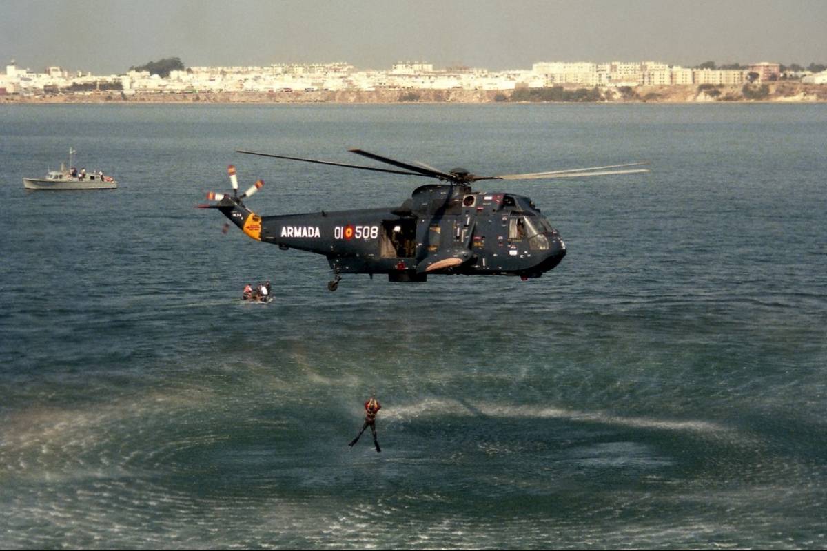 Uno de los SH-3D realizando un ejercicio de rescate, entre sus muchas capacidades la Quinta Escuadrilla ha tenido siempre la SAR. (foto FLOAN) Uno de los SH-3D realizando un ejercicio de rescate, entre sus muchas capacidades la Quinta Escuadrilla ha tenido siempre la SAR. (foto FLOAN)