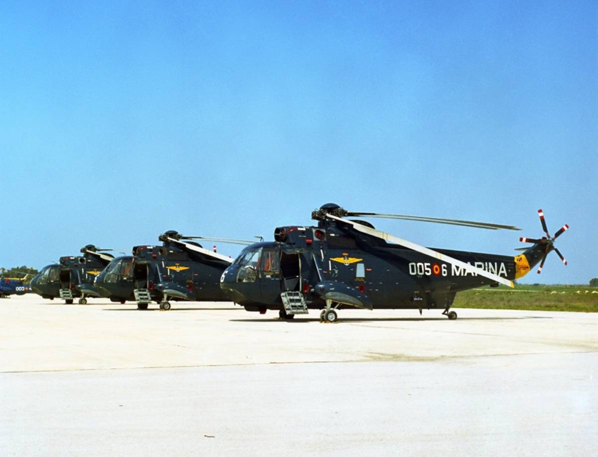 Otra imagen de los primeros tiempos de los SH-3D de la Quinta, todavía pintados de azul oscuro, y con los títulos de Marina en su fuselaje. (foto FLOAN) Otra imagen de los primeros tiempos de los SH-3D de la Quinta, todavía pintados de azul oscuro, y con los títulos de Marina en su fuselaje. (foto FLOAN)