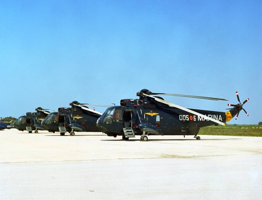 Otra imagen de los primeros tiempos de los SH-3D de la Quinta, todavía pintados de azul oscuro, y con los títulos de Marina en su fuselaje. (foto FLOAN)