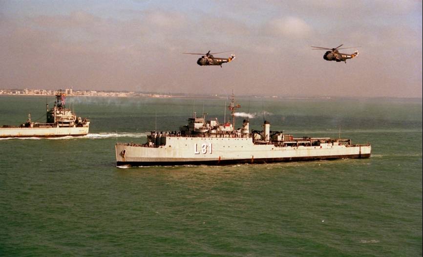 Dos SH-3D sobrevuelan el navío anfibio “Galicia” L-31, durante su despedida del servicio activo de la Armada a finales de los ochenta del pasado siglo. (foto FOAN)