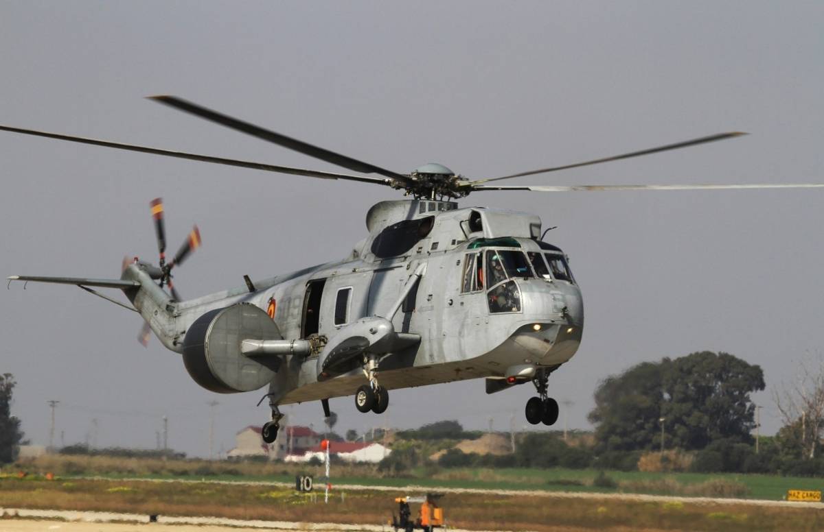 Tres de los SH-3D de la Quinta Escuadrilla fueron transformados para a mitad de los años ochenta para portar el radar Searchwater de alerta temprana (foto Julio Maiz) Tres de los SH-3D de la Quinta Escuadrilla fueron transformados para a mitad de los años ochenta para portar el radar Searchwater de alerta temprana (foto Julio Maiz)