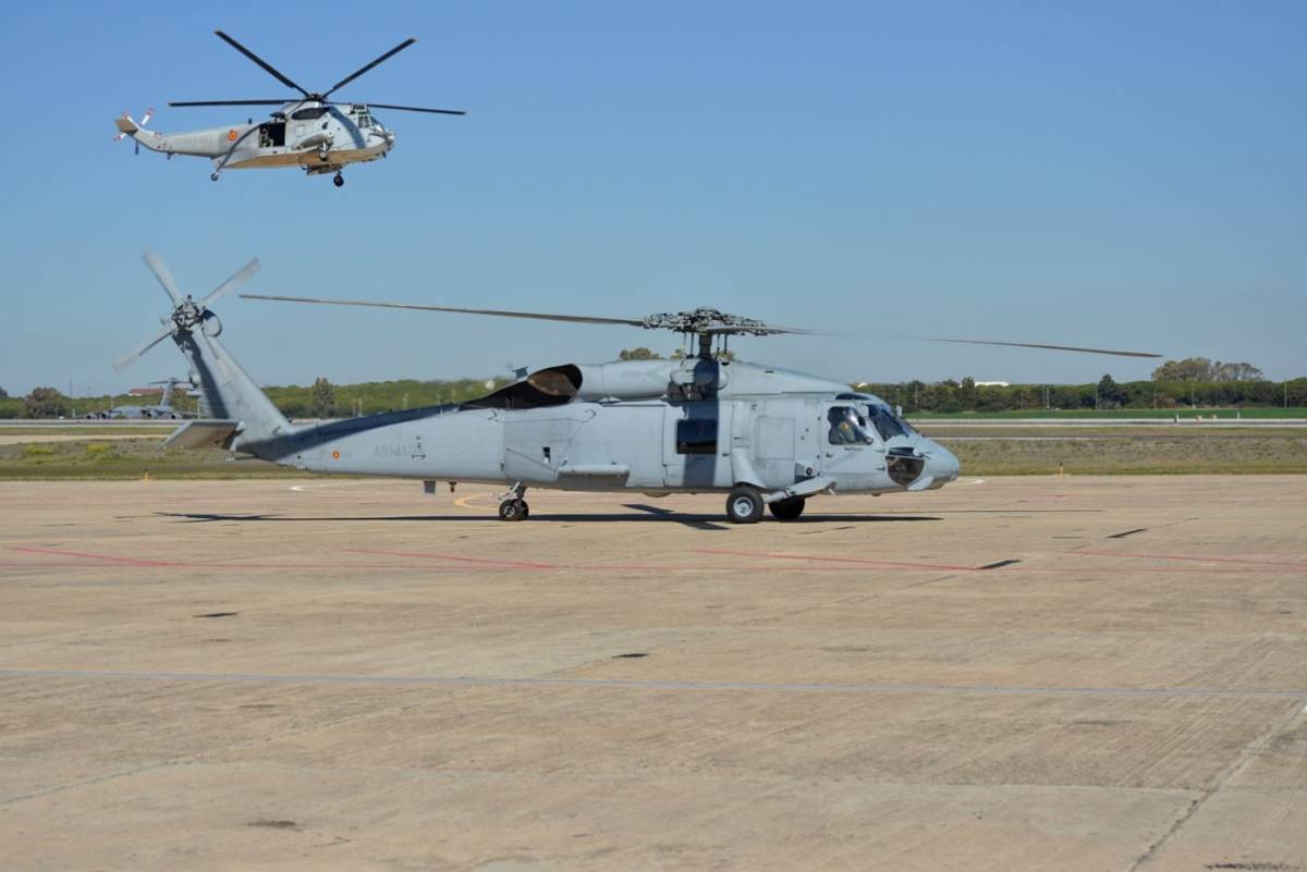 Ya a finales de la pasada década los “nuevos” SH-60F empezaron a sustituir a los SH-3D en el seno de la Quinta Escuadrilla. (foto FLOAN) Ya a finales de la pasada década los “nuevos” SH-60F empezaron a sustituir a los SH-3D en el seno de la Quinta Escuadrilla. (foto FLOAN)