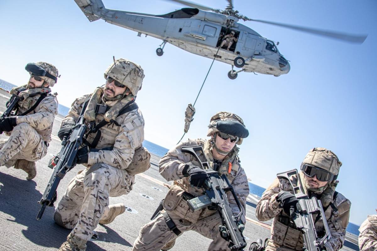 Tras la baja de la Quinta Escuadrilla, su espíritu y gran legado “sobrevive” en la Décima Escuadrilla, que sigue empleando sus antiguos SH-60F en misiones de transporte táctico principalmente en favor de la Infantería de Marina. (foto FLOAN) Tras la baja de la Quinta Escuadrilla, su espíritu y gran legado “sobrevive” en la Décima Escuadrilla, que sigue empleando sus antiguos SH-60F en misiones de transporte táctico principalmente en favor de la Infantería de Marina. (foto FLOAN)