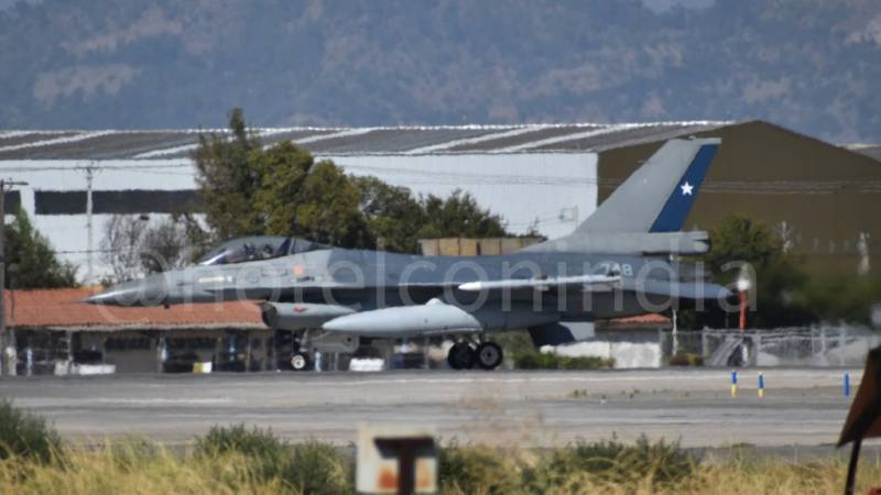 F-16 MLU, numeral 748 de la Fuerza Aérea de Chile en el Aeropuerto de Santiago,  el 9 de marzo 2026 (Foto: Instagram @hotelconindia) 