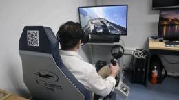 Camilo Grez, jefe de la Unidad de Gesti�n, Riesgo y Emergencia del Ministerio del Interior y Seguridad P�blica de Chile en un simulador de vuelo de DTS.