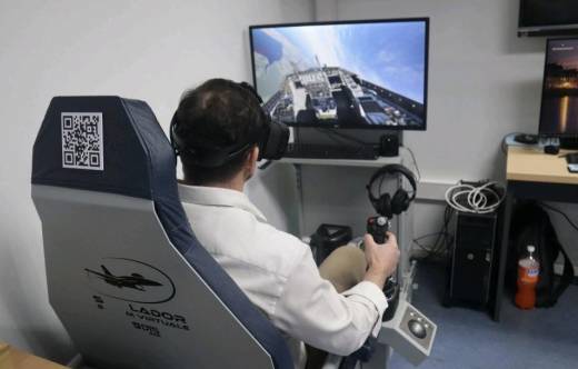 Camilo Grez, jefe de la Unidad de Gesti�n, Riesgo y Emergencia del Ministerio del Interior y Seguridad P�blica de Chile en un simulador de vuelo de DTS.