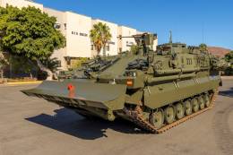 VCZ �Castor� tra�do desde C�rdoba a la base del Ej�rcito de Tierra de la Isleta, en Las Palmas de Gran Canaria. (foto Antonio Rodriguez Santana)