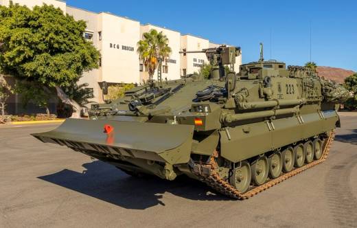 VCZ �Castor� tra�do desde C�rdoba a la base del Ej�rcito de Tierra de la Isleta, en Las Palmas de Gran Canaria. (foto Antonio Rodriguez Santana)