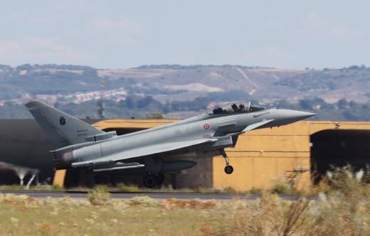 Un Eurofighter italiano aterriza en la base a�rea Torrej�n, en un ejercicio de 2023 (Julio Ma�z)