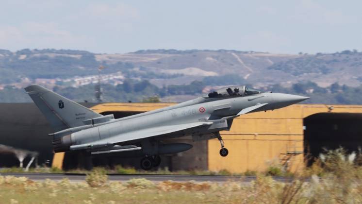 Un Eurofighter italiano aterriza en la base a�rea Torrej�n, en un ejercicio de 2023 (Julio Ma�z)