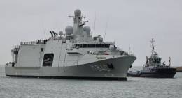 El �Vlissingen� llegando al puerto de Den Helder. (foto Koninklijke Marine)