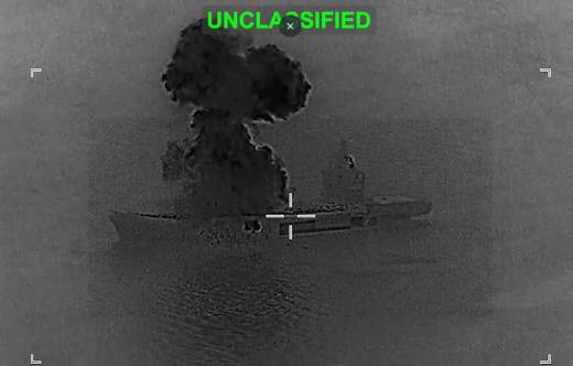 Captura de la secuencia del ataque al portadrones iran� (US CENTCOM)