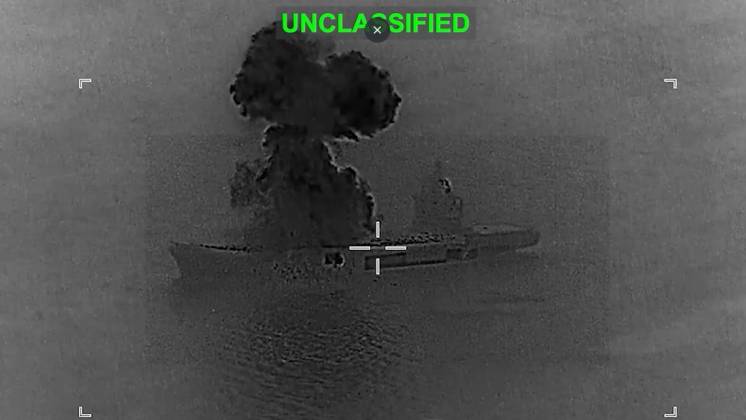 Captura de la secuencia del ataque al portadrones iran� (US CENTCOM)