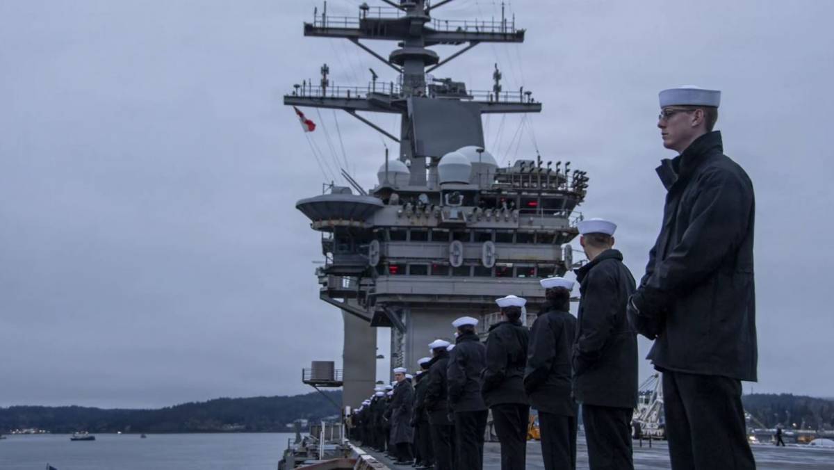 La tripulación del USS Nimitz sobre la cubierta mientras el portaaviones abandona su histórico puerto en la Base Naval Kitsap-Bremerton. (Créditos: US Navy) La tripulación del USS Nimitz sobre la cubierta mientras el portaaviones abandona su histórico puerto en la Base Naval Kitsap-Bremerton. (Créditos: US Navy)