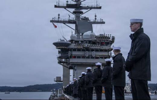 La tripulaci�n del USS Nimitz sobre la cubierta mientras el portaaviones abandona su hist�rico puerto en la Base Naval Kitsap-Bremerton. (Cr�ditos: US Navy)