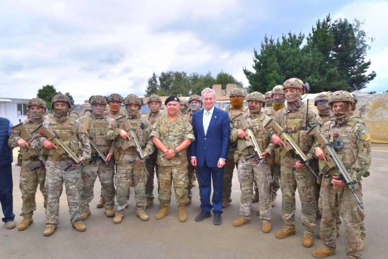Presidente Jose Antonio Kast junto al “Grupo de Tarea Arauco” compuesto por Infantes de Marina de la Armada de Chile. Presidente Jose Antonio Kast junto al “Grupo de Tarea Arauco” compuesto por Infantes de Marina de la Armada de Chile.