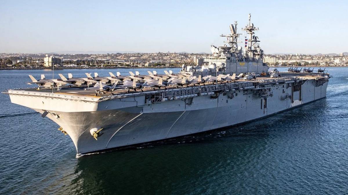 El LHA USS �Tripoli�, se aprecian en la parte delantera de la cubierta de vuelo varios F-35B trincados. (foto US Navy)