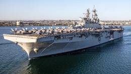 El LHA USS �Tripoli�, se aprecian en la parte delantera de la cubierta de vuelo varios F-35B trincados. (foto US Navy)