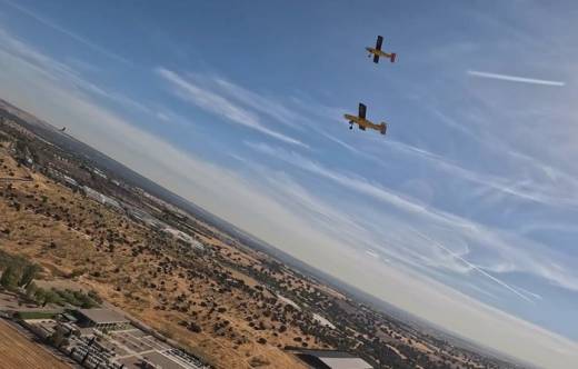 Instante del vuelo coordinado en formaci�n (captura v�deo UAV Navigation)