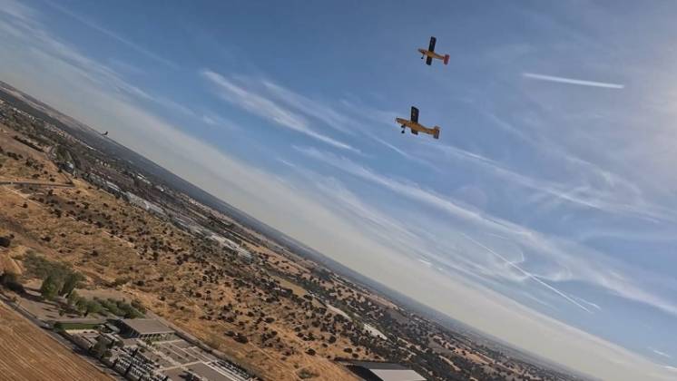 Instante del vuelo coordinado en formaci�n (captura v�deo UAV Navigation)