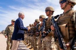 Presidente Jos� Antonio Kast saludando a las Tropas del Ej�rcito de Chile apostadas en la frontera con Per�. 