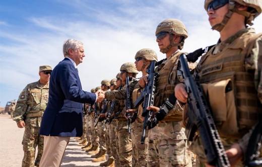 Presidente Jos� Antonio Kast saludando a las Tropas del Ej�rcito de Chile apostadas en la frontera con Per�. 