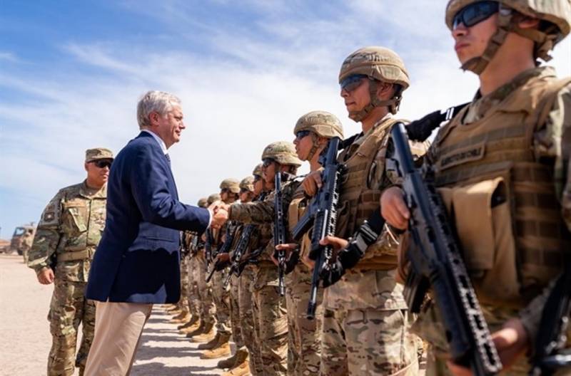 Presidente Jos� Antonio Kast saludando a las Tropas del Ej�rcito de Chile apostadas en la frontera con Per�. 