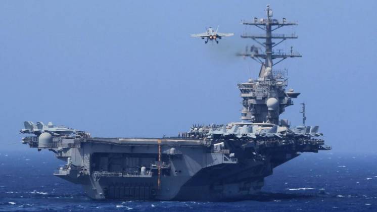 Un F/A-18E Super Hornet se aproxima para aterrizar en la cubierta de vuelo del portaaviones USS Nimitz (CVN-68). (Cr�ditos: US Navy)