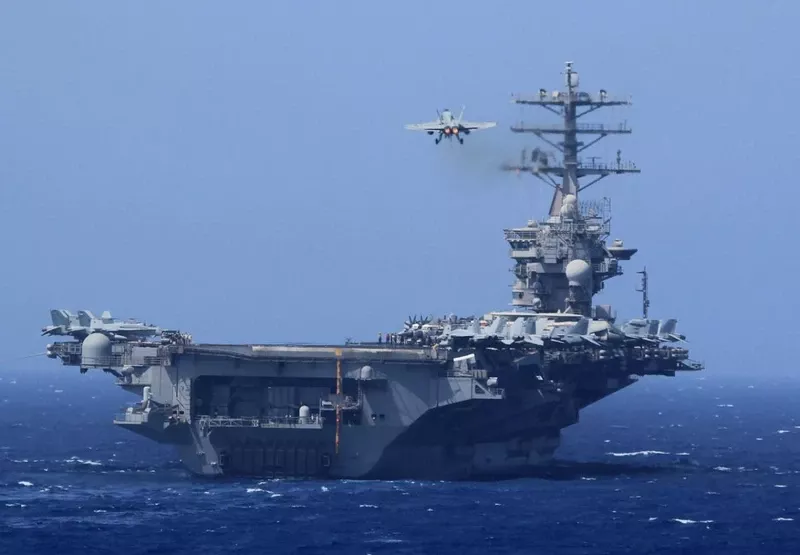 Un F/A-18E Super Hornet se aproxima para aterrizar en la cubierta de vuelo del portaaviones USS Nimitz (CVN-68). (Cr�ditos: US Navy)