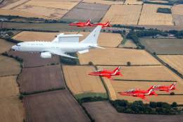 El nuevo Boeing E-7A vuela escoltado por los �Hawk� de los aviones acrob�ticos de la patrulla Red Arrows. (foto Ministerio de Defensa brit�nico)