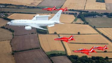 El nuevo Boeing E-7A vuela escoltado por los �Hawk� de los aviones acrob�ticos de la patrulla Red Arrows. (foto Ministerio de Defensa brit�nico)