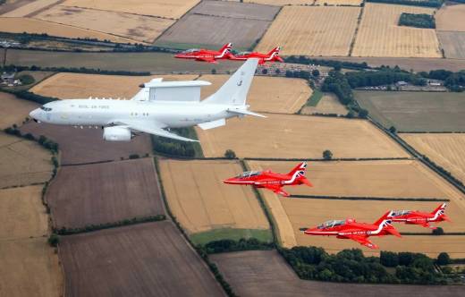 El nuevo Boeing E-7A vuela escoltado por los �Hawk� de los aviones acrob�ticos de la patrulla Red Arrows. (foto Ministerio de Defensa brit�nico)