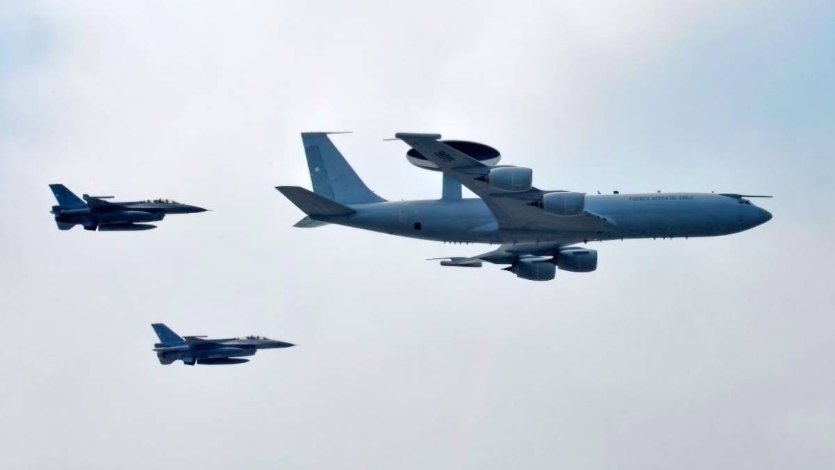 AWACS E-3D Sentry 905 escoltado por dos Aviones F-16 Fighting Falcon de la Fuerza A�rea de Chile (FACh) 