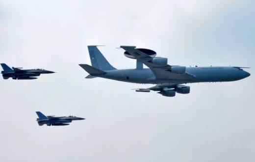 AWACS E-3D Sentry 905 escoltado por dos Aviones F-16 Fighting Falcon de la Fuerza A�rea de Chile (FACh) 