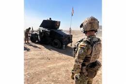 Un miembro de las fuerzas especiales espa�olas supervisa a los componentes del CTS, equipados con un 4x4 Hummer. (foto EMAD)