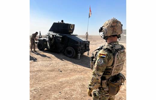 Un miembro de las fuerzas especiales espa�olas supervisa a los componentes del CTS, equipados con un 4x4 Hummer. (foto EMAD)