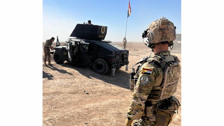 Un miembro de las fuerzas especiales espa�olas supervisa a los componentes del CTS, equipados con un 4x4 Hummer. (foto EMAD)