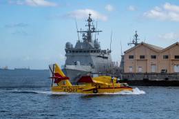 El CL-215T navega en el Puerto de la Luz frente a los BAM de la Armada. (foto Antonio Rodriguez Santana)