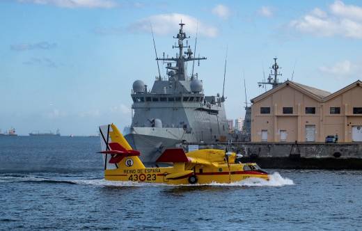 El CL-215T navega en el Puerto de la Luz frente a los BAM de la Armada. (foto Antonio Rodriguez Santana)