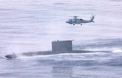 Submarino SS-20 Thomson de la Armada de Chile junto a un helic�ptero MH-60R Sea Hawk del Estados Unidos, durante los ejercicios DESI 2025.