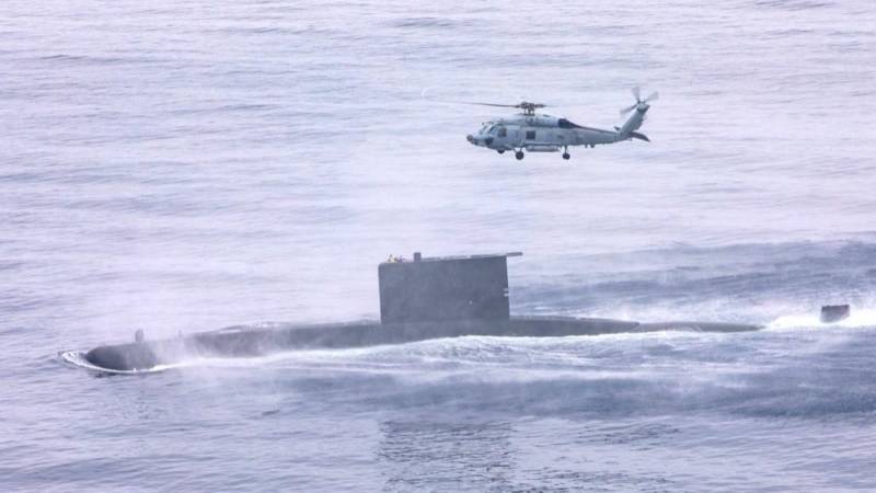 Submarino SS-20 Thomson de la Armada de Chile junto a un helicóptero MH-60R Sea Hawk del Estados Unidos, durante los ejercicios DESI 2025. Submarino SS-20 Thomson de la Armada de Chile junto a un helicóptero MH-60R Sea Hawk del Estados Unidos, durante los ejercicios DESI 2025.