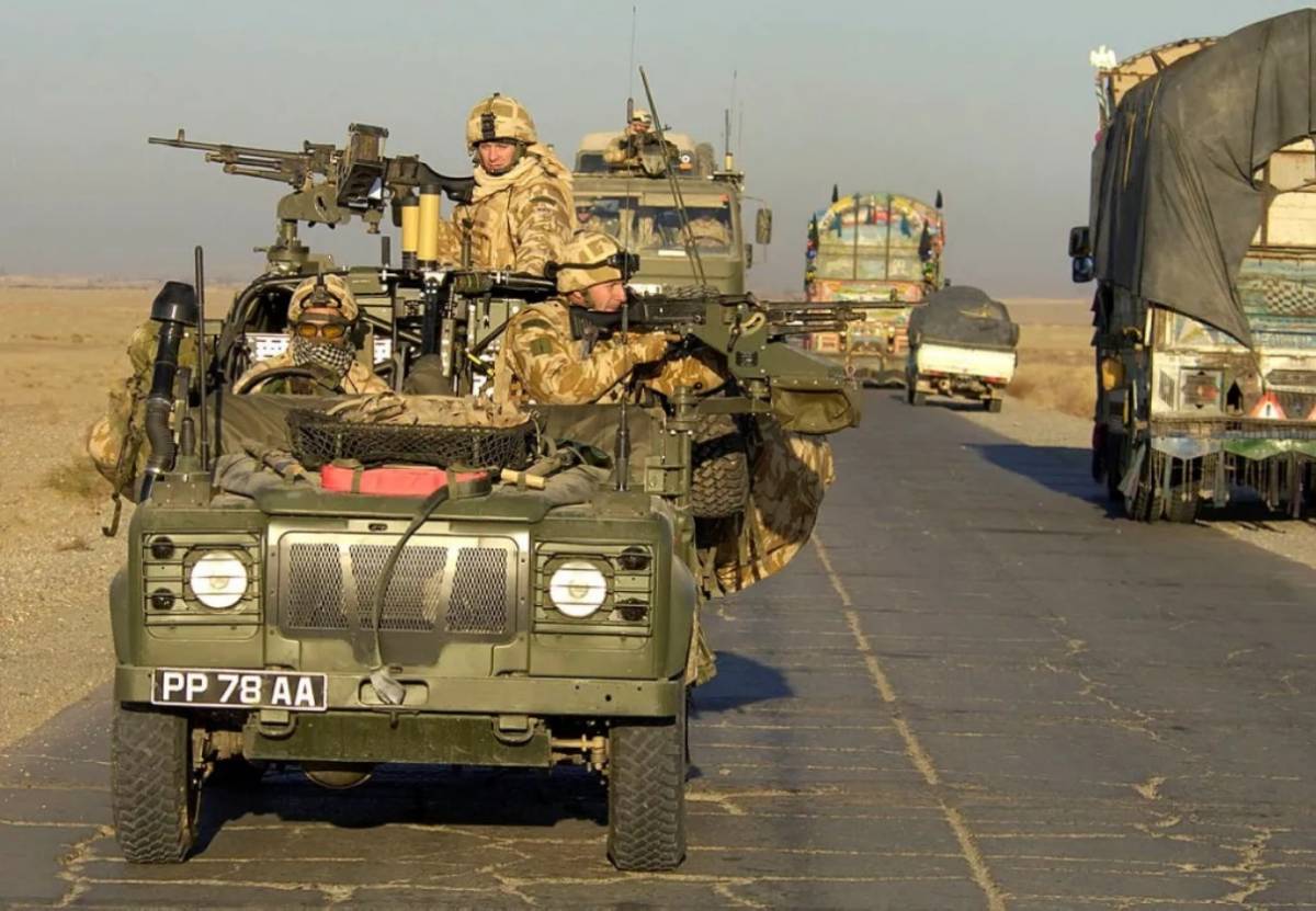 Un Land Rover del British Army patrullando en Afganist�n, durante la �ltima presencia de Reinos Unido en el pa�s asi�tico. (foto Ministerio de Defensa brit�nico)