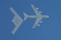 Uno de los prototipos del B-21 siendo reabastecido en el aire por un KC-135. (foto T. Ace)