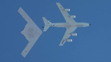 Uno de los prototipos del B-21 siendo reabastecido en el aire por un KC-135. (foto T. Ace)