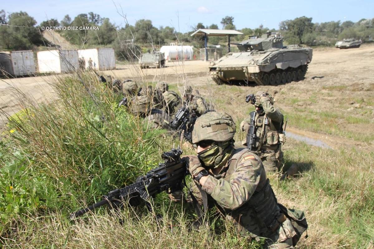 El trabajo coordinado de VCI Pizarro con militares de la 1ª Compañía del Badajoz I/62 es básico para lograr la máxima eficacia en acciones urbanas. (Octavio Díez Cámara) El trabajo coordinado de VCI Pizarro con militares de la 1ª Compañía del Badajoz I/62 es básico para lograr la máxima eficacia en acciones urbanas. (Octavio Díez Cámara)