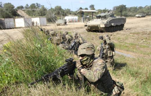 El trabajo coordinado de VCI Pizarro con militares de la 1� Compa��a del Badajoz I/62 es b�sico para lograr la m�xima eficacia en acciones urbanas. (Octavio D�ez C�mara)