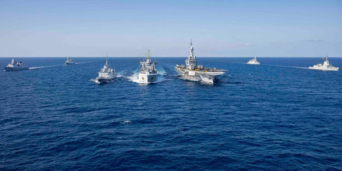 La fragata Crist�bal Col�n junto al grupo de combate del Charles de Gaulle en Creta (Armada)