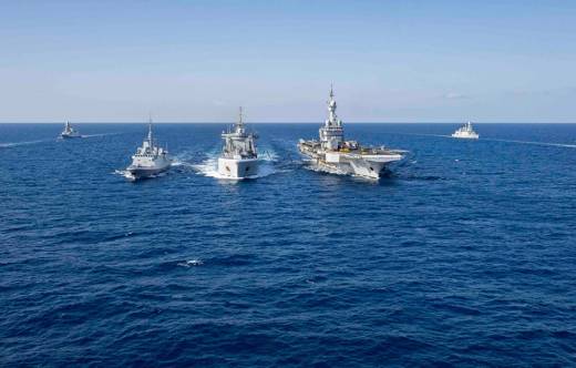 La fragata Crist�bal Col�n junto al grupo de combate del Charles de Gaulle en Creta (Armada)