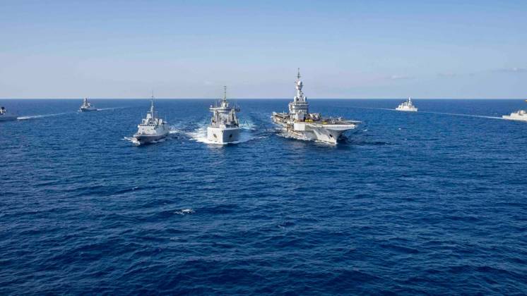 La fragata Crist�bal Col�n junto al grupo de combate del Charles de Gaulle en Creta (Armada)