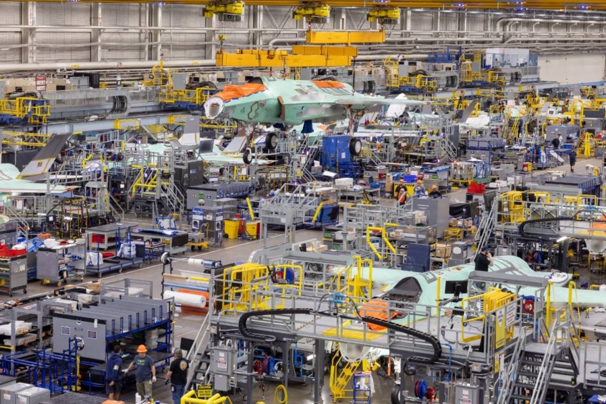 Traslado del primer F-35 alem�n en la gigantesca FAL de Fort Worth. (Foto Lockheed Martin)